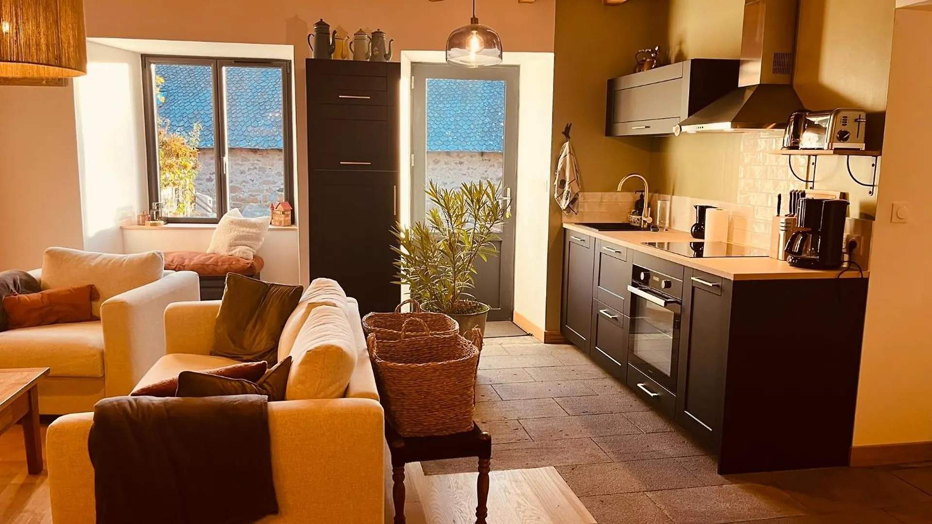 Maison Authentique Au Coeur Des Montagnes, 8Pers Thiezac Holiday home
